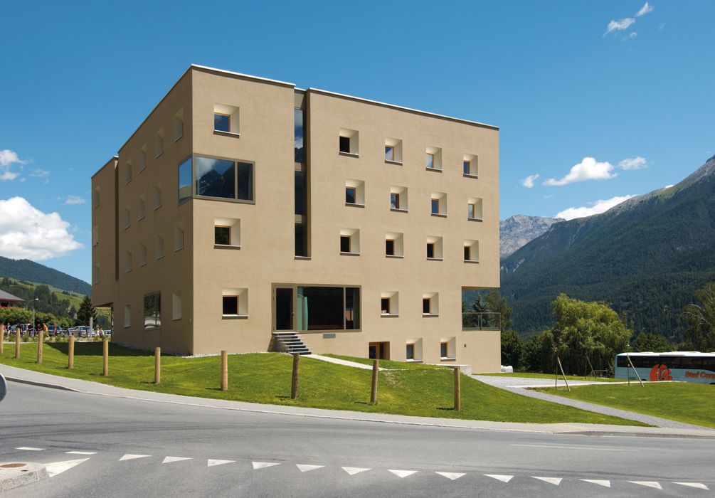 Outside view and house with the street Scuol Youth Hostel 
