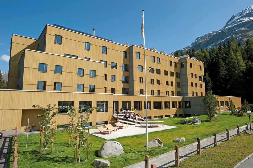 Aussenansicht Sommer und Haus Jugendherberge St. Moritz