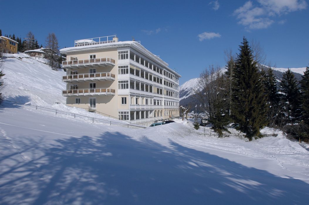 Outside view Davos Youth Hostel winter